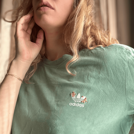 Tee-shirt Adidas de seconde main brodé de bonshommes de pain d'épices - Alobélise Créations