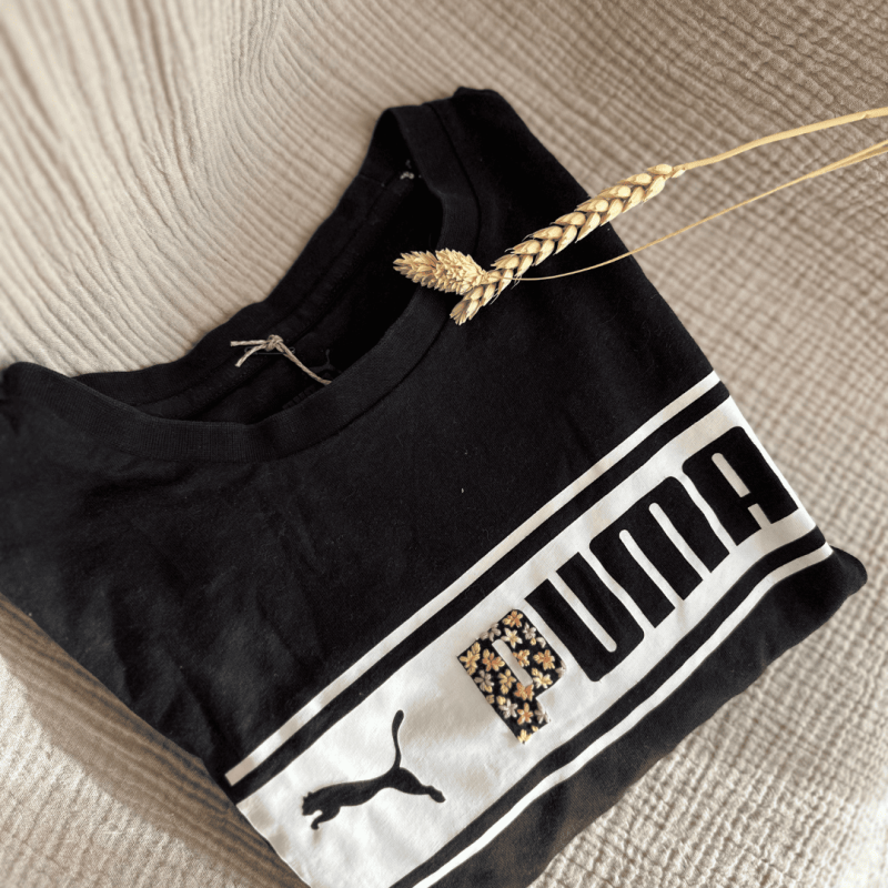 Tee-shirt Puma de seconde main brodé de fleurs dans le logo - Alobélise Créations