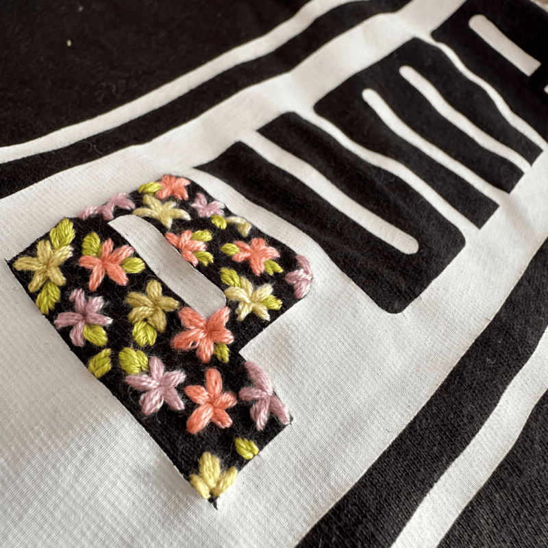 Tee-shirt brodé Logo Fleuri - Alobélise Créations