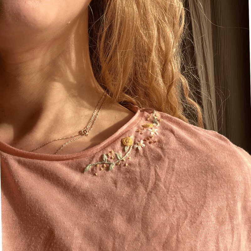 Tee-shirt brodé Col Fleuri - Alobélise Créations
