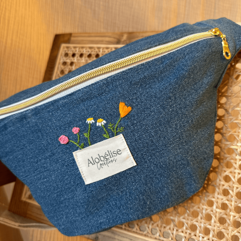Sac Banane Denim brodé d'un bouquet - Alobélise Créations