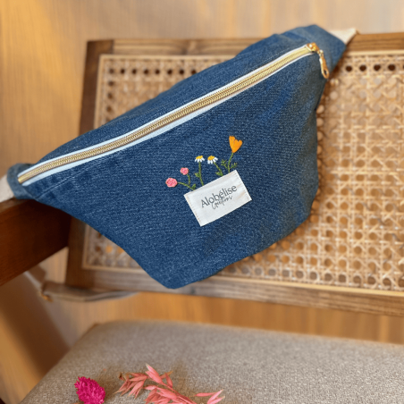 Sac banane en jean upcyclé broderie à la main bouquet de fleurs - Alobélise Créations