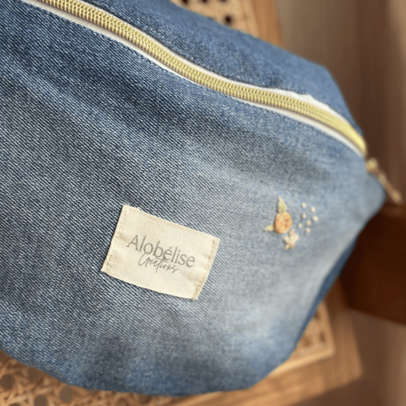 Sac Banane Denim brodé de roses pastel - Alobélise Créations