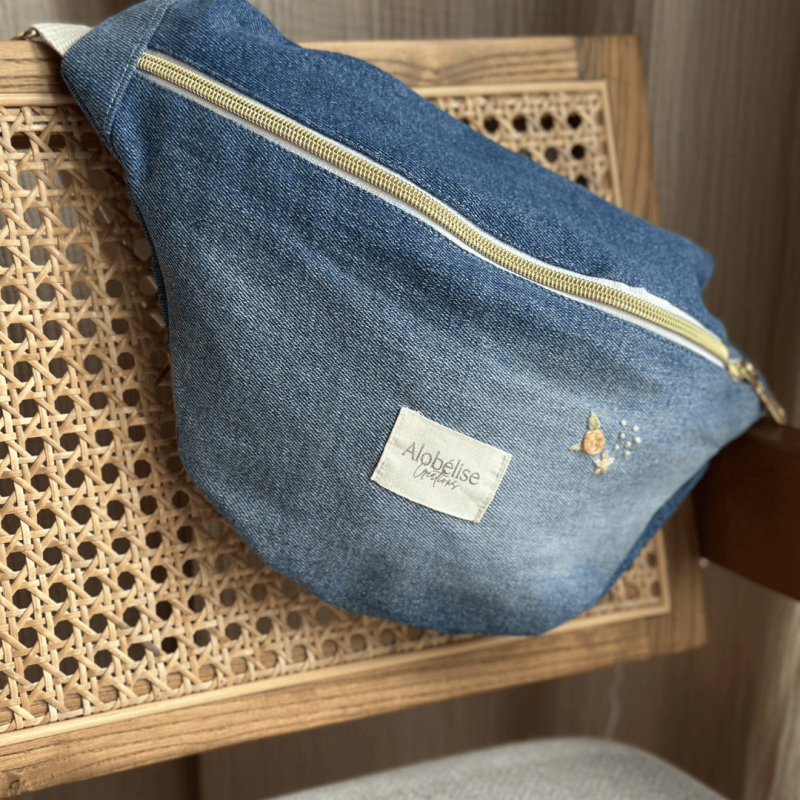 Sac Banane Denim brodé de roses pastel - Alobélise Créations