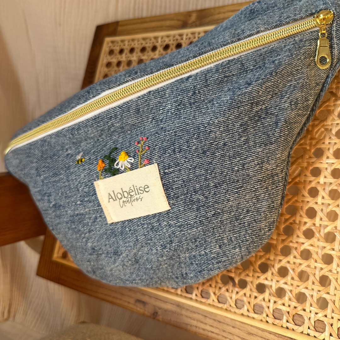 Banane en denim brodée