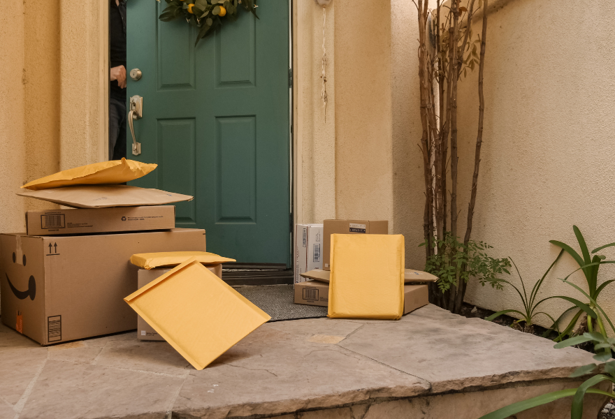 Cartons empilés devant une porte