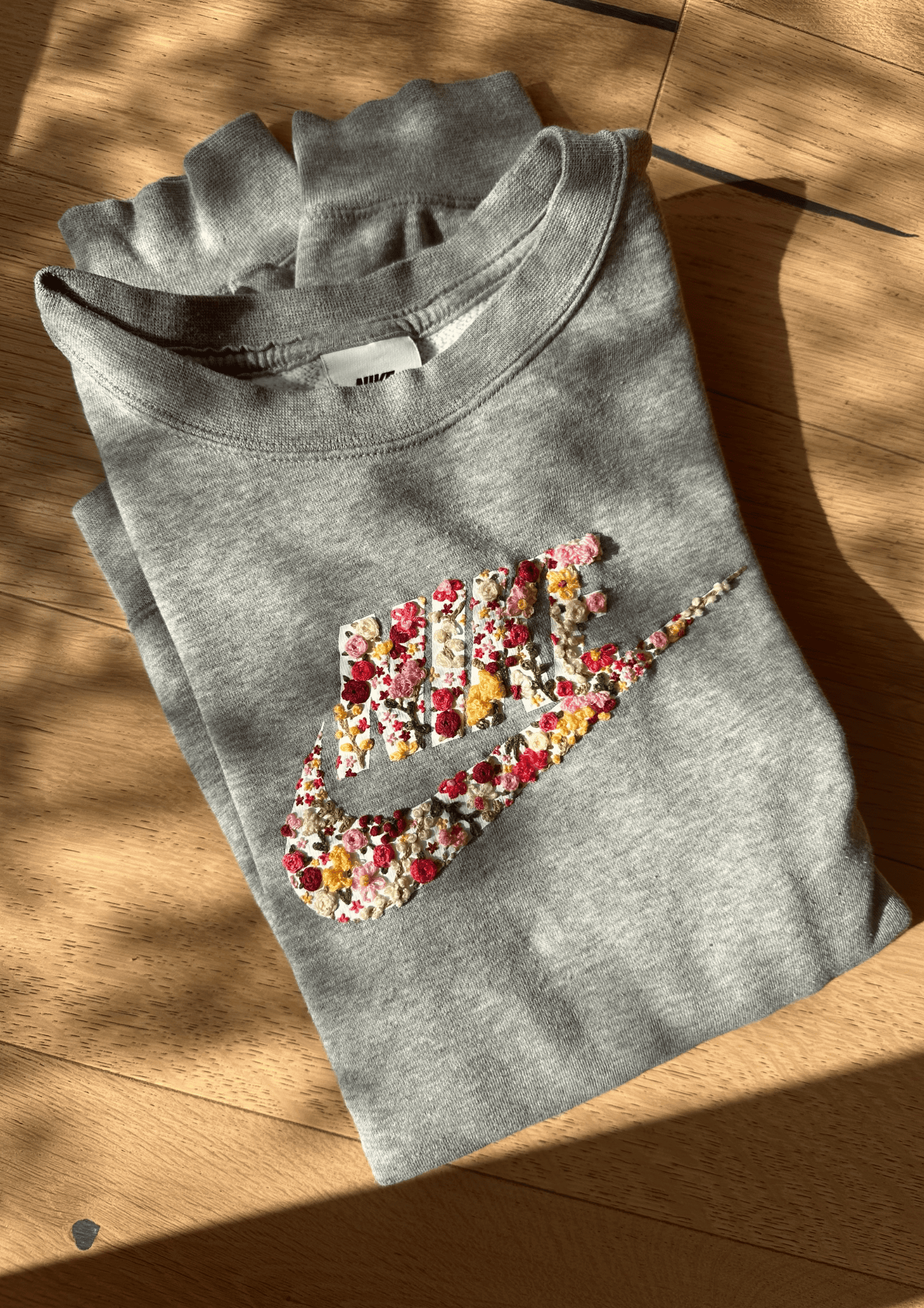 Swaetshirt au logo Nike brodé de fleurs Alobélise Créations
